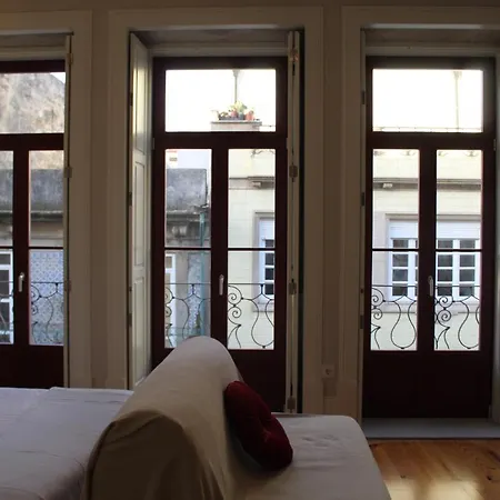 Coliseum Apartment *